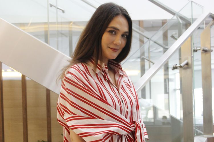 Luna Maya berkunjung ke kantor Redaksi Kompas.com di Jalan Palmerah Selatan, Jakarta Pusat, Rabu (7/11/2018), dalam rangka promosi film Suzzanna: Bernapas dalam Kubur.