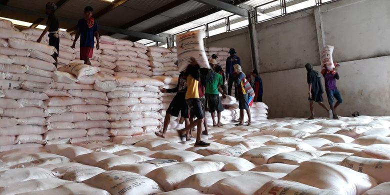 Aktivitas pengangkutan di gudang PT Pupuk Kujang.