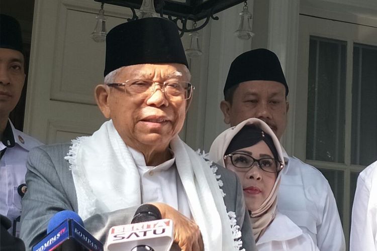 Calon wakil presiden nomor urut 01 Maruf Amin sebelum berangkat ke Bogor untuk mengikuti kampanye terbuka, di Jalan Situbondo, Jumat (5/4/2019). 