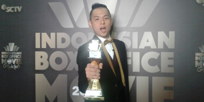 Ernest Prakasa berpose dalam acara Indonesian Box Office Movie Award 2017, di Kawasan Daan Mogot, Jakarta Barat, Rabu (29/3/2017).