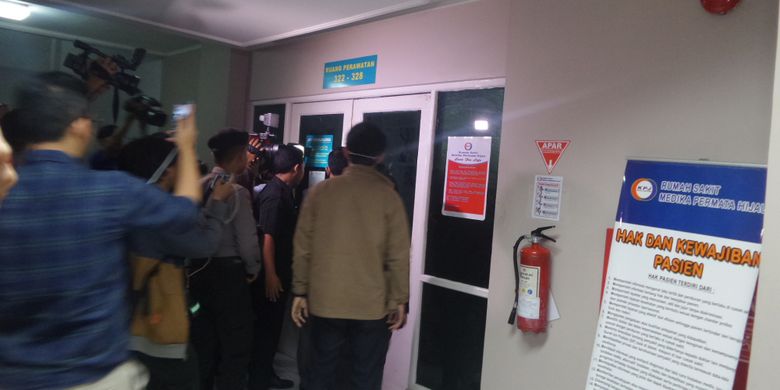 Penyidik KPK saat menyambangi ruangan tempat Setya Novanto dirawat di RS Medika Permata Hijau.