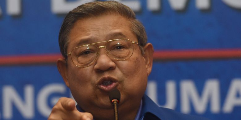 Ketua Umum Partai Demokrat Susilo Bambang Yudhoyono menyampaikan keterangan terkait penetapan pasangan bakal calon gubernur dan wakil gubernur yang diusung partainya di Jakarta, Minggu (7/1). Partai Demokrat secara resmi mengumumkan 17 pasangan bakal cagub-cawagub dalam pilkada 2018 dimana 14 orang dari 17 pasangan tersebut merupakan kadernya. ANTARA FOTO/Akbar Nugroho Gumay/aww/18.