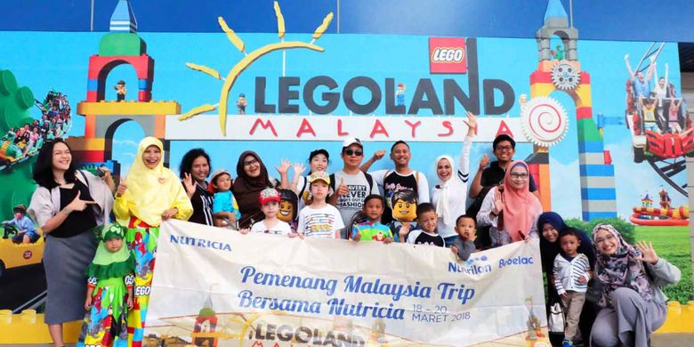 Para pemenang Program Belanja Online Nutricia Sarihusada beserta keluarga berfoto bersama tiga perwakilan dari Nutricia Sarihusada sebelum bermain di Legoland Malaysia, Senin (19/3/2018) lalu. Trip secara keseluruhan sendiri berlangsung selama tiga hari, tepatnya pada 18-20 Maret 2018.