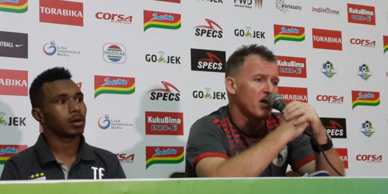 Pelatih Persipura Jayapura, Peter Butler (kanan) dalam konferensi pers usai dikalahkan Arema FC di Stadion Kanjuruhan, Kabupaten Malang, Jumat (27/4/2018)