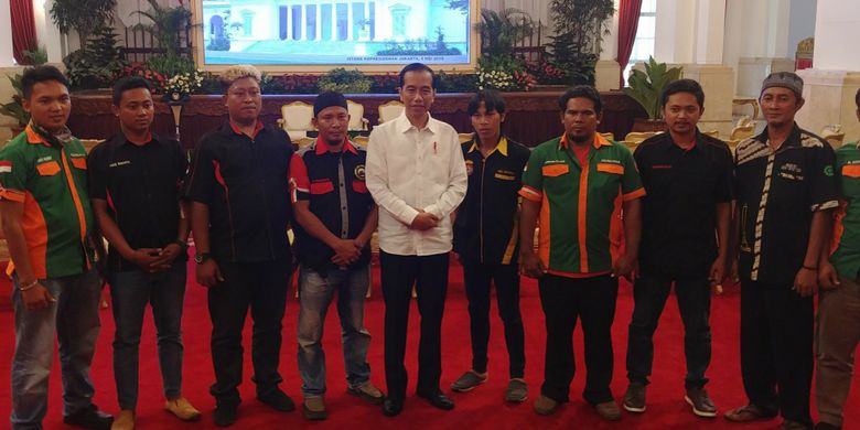 Presiden Jokowi bersilaturahmi dengan sopir truk di Istana Negara, Jakarta, Selasa (8/5/2018).