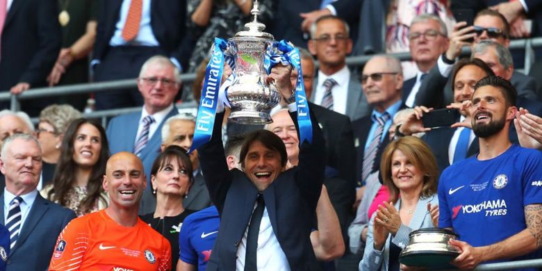 Pelatih Chelsea, Antonio Conte, mengangkat trofi Piala FA setelah memenangkan final Piala FA melawan Manchester United di Stadion Wembley, Sabtu (19/5/2018).