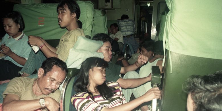 Stasiun KA Pasar Senen, menjadi stasiun paling sibuk untuk memberangkatkan KA ke arah timur. Sejak Kamis (10 Maret 1994), sekitar 4.000 dari 5.000 calon penumpang sudah diberangkatkan. Suasana di dalam kereta ekonomi pun panas dan penuh sesak. Mereka yang tidak kebagian tempat duduk, terpaksa duduk di bawah beralaskan koran dan bersandar pada tas atau barang bawaan yang mereka bawa.  