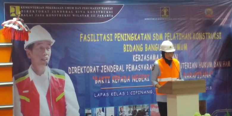 Dirjen Pemasyarakatan Kemenkum dan HAM Sri Puguh Utami memberikan sambutan dalam pelatihan tenaga kerja konstruksi di Lapas Cipinang, Jakarta, Senin (30/7/2018).