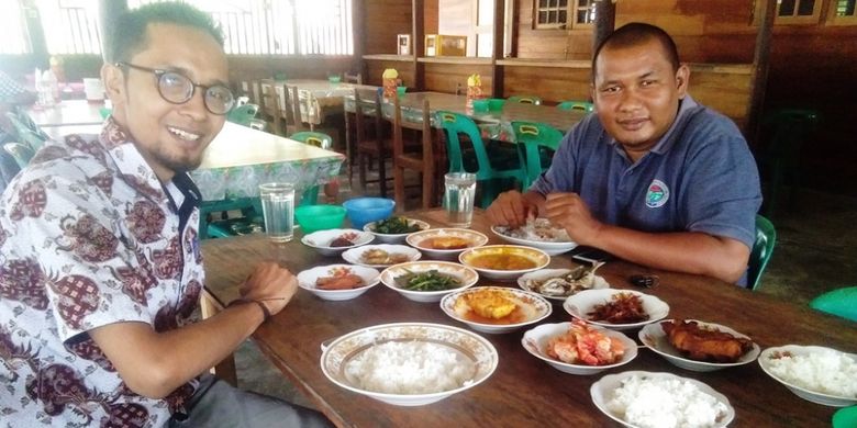 Pengunjung bersantap Rumah Makan Basarah, Desa Sarah Teube, Kecamatan Rantau Selamat, Kabupaten Aceh Timur, Aceh, Senin (8/10/2018).