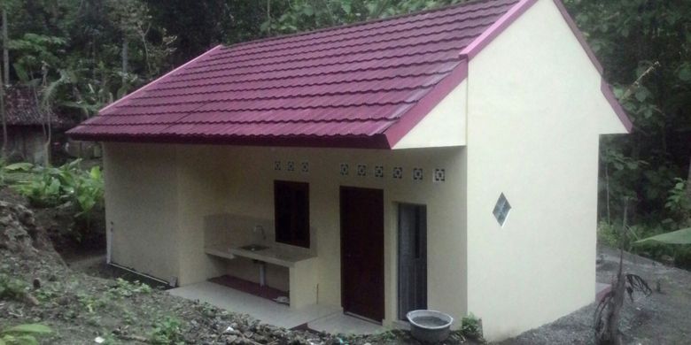 Penampakan bagian belakang rumah baru bagi keluarga Hernowo di Dusun Anjir, Desa Hargorejo, Kecamatan Kokap, Kulon Progo. Dapur dan tempat cuci piring berada di bagian luar untuk mengakomodir kebiasaan mereka menggunakan kompor non gas. Kamar mandi juga mengarah ke luar.
