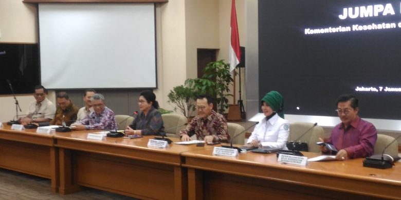 Menteri Kesehatan Nila Farid Moeloek (kelima dari kiri) bersama jajaran BPJS Kesehatan saat jumpa pers di Gedung Kemenkes, Jakarta, Senin (7/1/2019). 