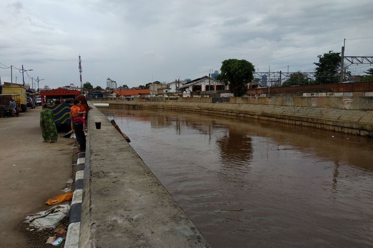 Kondisi kali Ciliwung di wilayah Kampung Pulo, Kampung Melayu, Jatinegara, Jakarta Timur (13/12/2017). 