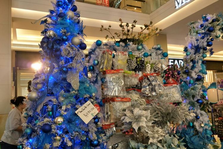 Pohon natal dengan harga selangit yang dijual di salah satu pusat perbelanjaan di bilangan Jakarta Selatan.