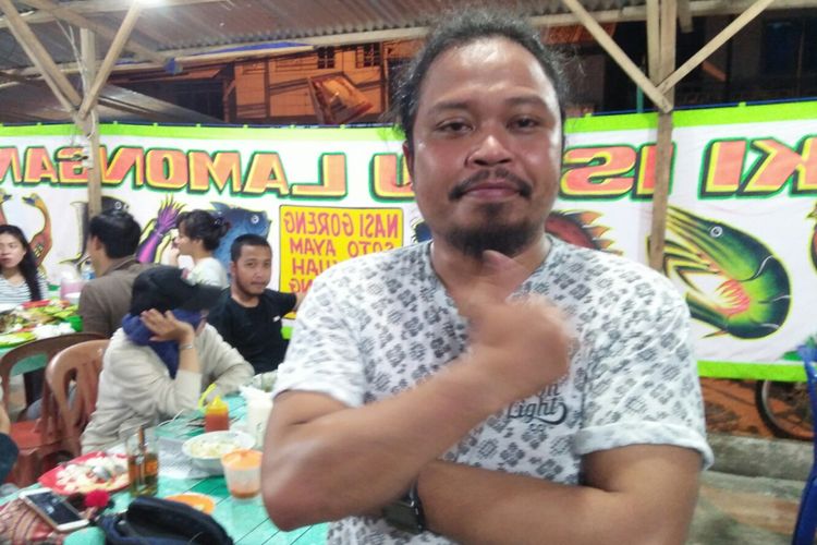 Mohammad Istiqamah Djamad, eks vokalis Payung Teduh, di sebuah warung kaki lima, Pulau Wangi-wangi, Wakatobi, Jumat (23/3/2018) malam.