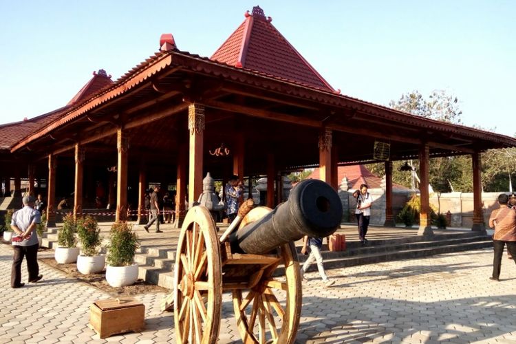 Bangunan tiruan Pendopo Keraton Mataram merupakan bagian dari set shooting film Sultan Agung: Tahta, Perjuangan. Cinta, di Studio Alam Gamplong, Desa Gamplong, Kecamatan Moyudan, Kabupaten Sleman, Daerah Istimewa Yogyakarta. 