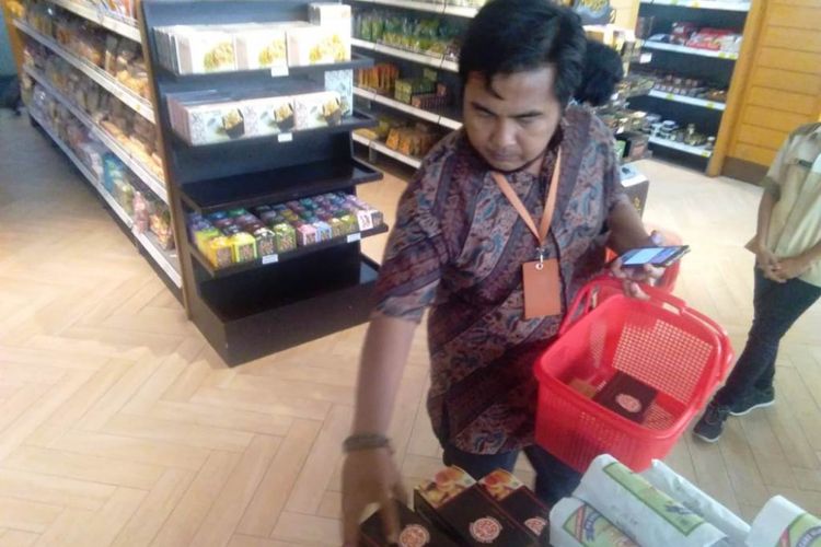 Pembeli memilih oleh-oleh di salah satu toko  Jalan Raya Karanglo, Kecamatan Singosari, Kota Malang, Jawa Timur, Kamis (30/8/2018).
