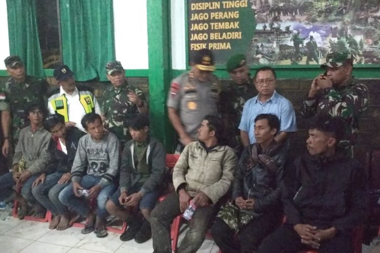 Jimmy dan para warga sipil yang selamat dari pembantaian KKB di Nduga Papua saat diselamatkan TNI.