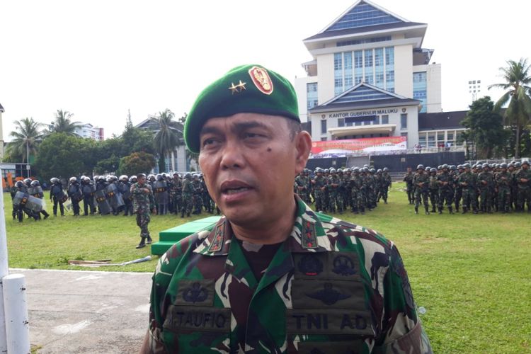 Pangdam XVI Pattimura Mayjen TNI Marga Taufiq saat memberikan keterangan kepada wartawan di Lapangan Merdeka Ambon, Kamis (7/2/2019). 