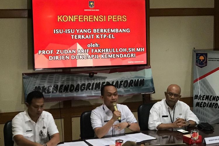 Direktur Jenderal Kependudukan dan Catatan Sipil Kementerian Dalam Negeri Zudan Arif Fakrulloh (tengah) saat konferensi pers di Kantor Kemendagri, Jakarta Pusat, Rabu (27/2/2019).