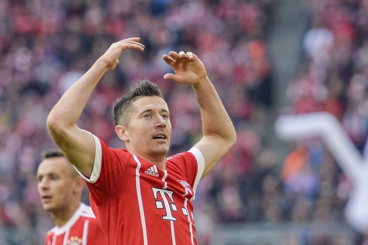 Penyerang Bayern Muenchen, Robert Lewandowski, melakukan selebrasi setelah mencetak gol kedua ke gawang Mainz 05 dalam pertandingan Liga Jerman di Muenchen, Sabtu (16/9/2017).