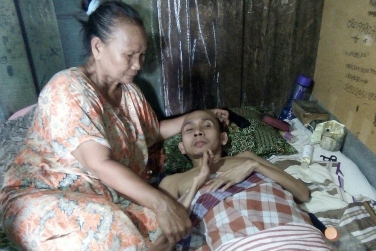 Silihwarni (37), warga Desa Buko RT 2 RW 4 Kecamatan Wedung, Kabupaten Demak, Jawa Tengah, tergeletak di kasur akibat kelumpuhan yang dideritanya sejak belasan tahun lalu. Foto diambil pada  Sabtu (14/10/2017).