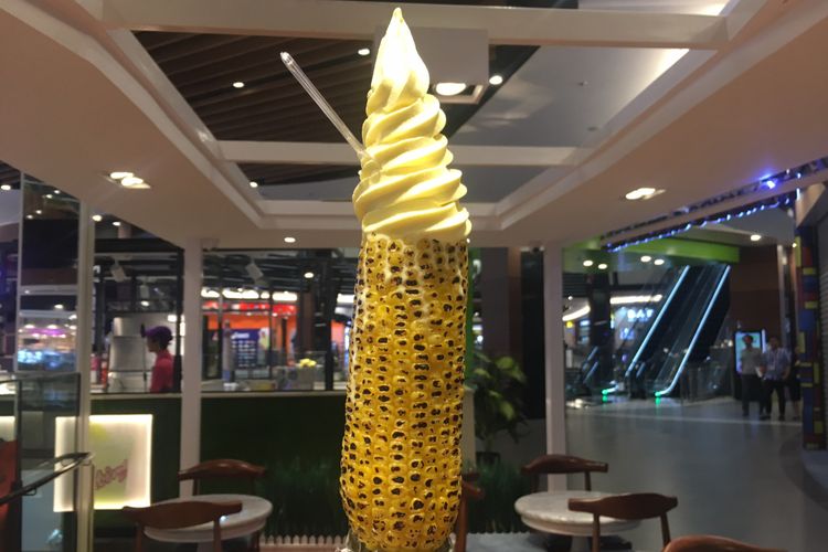 Menu Cheese Butter Corn Ice Cream di gerai Ezo Cheesecakes di Aeon Mall Jakarta Garden City, Cakung, Jakarta Timur, Kamis (16/11/2017).