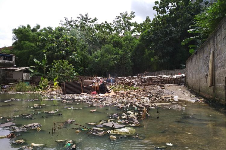 Tanggul sementara di Jatipadang, Selasa (28/11/2017)