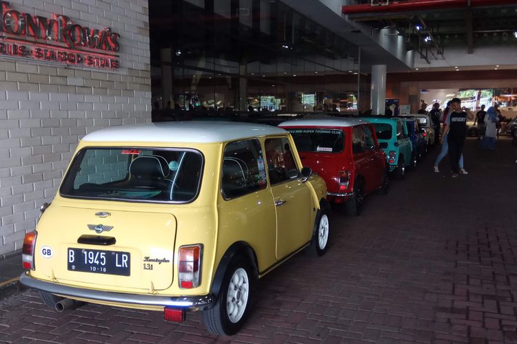 Penggemar mobil Mini Cooper berkumpul dalam acara Indonesia 1st Mini Day di MaxxBox Lippo Karawaci, Tangerang, Banten, Sabtu (9/12/2017).