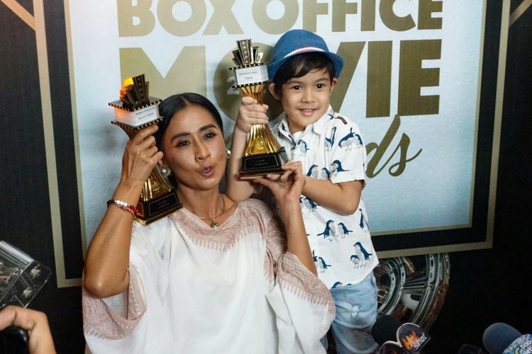 Artis peran Ayu Laksmi dan M Adhiyat dalam Indonesian Box Office Movie Awards 2018 di Emtek City, Daan Mogot, Jakarta Barat, Jumat (23/3/2018).