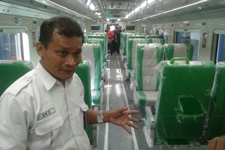 Manager Humas PT KAI Daerah Operasional (Daop) VI Yogyakarta, Eko Budiyanto saat berada di KA Solo Express di Stasiun Solo Balapan, Solo, Jawa Tengah, Kamis (10/5/2018).