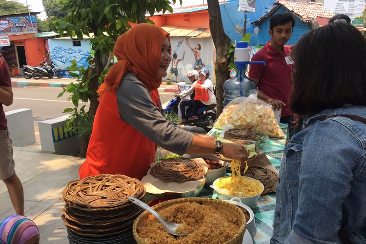 Warga membuat nasi ulam di Kampung Bekelir, Kelurahan Babakan, Kota Tangerang, Minggu (30/9/2018). 