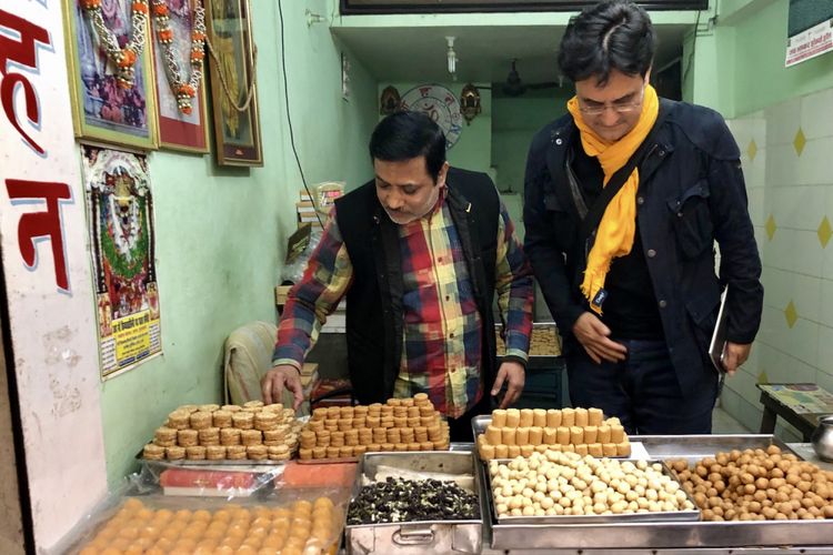 Keluarga Shrikanth telah memiliki kedai camilan manis ini untuk tiga generasi. Dia kini berjualan bersama saudaranya.