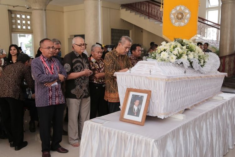 Jenazah almarhum Prof.Dr. Nopirin, M.A. saat disemayamkan di Balirung UGM sebelum di makam keluarga UGM Sawitsari, Depok, Sleman. (Foto Dokumentasi Humas UGM)