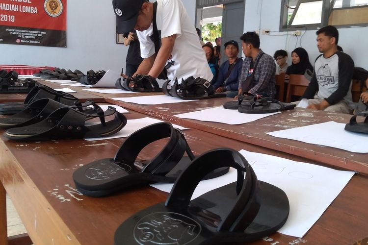 Pameran sandal bandol yang terbuat dari ban bekas di SMK Muhammadiyah, Kelurahan Pasir Kidul, Kecamatan Purwokerto Barat, Kabupaten Banyumas, Jawa Tengah, baru-baru ini.