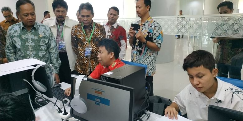 Menteri Riset Teknologi dan Pendidikan Tinggi (Menristekdikti) Mohamad Nasir meninjau pelaksanaan Ujian Tulis Berbasis Komputer (UTBK) di UNY (4/5/2019).