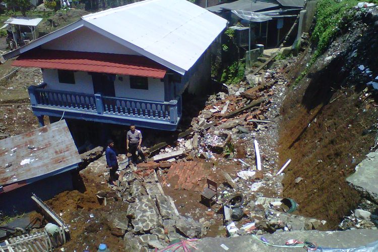 Bangunan pondok pesantren yang terdampak ambrolnya tebing penahan tanah SDN Pasirhalang, Sukaraja, Sukabumi, Jawa Barat, Minggu (5/3/2017). Bencana longsor terjadi Sabtu (4/3/2017) sekitar pukul 17:00 Wib.