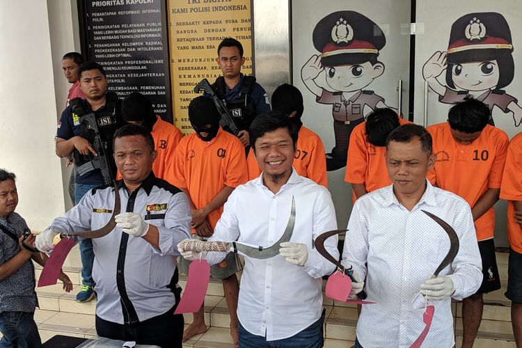 Kasatreskrim Polres Tangerang Selatan AKP Alexander Yurikho memberikan keterangan kepada wartawan terkait pembacokan di Ciputat