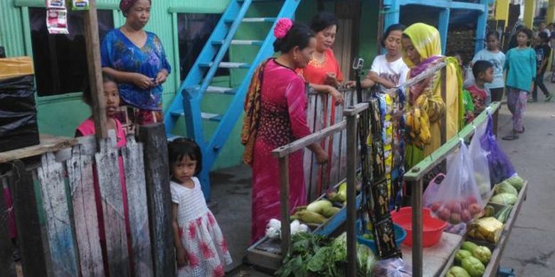 Sejumlah warga yang membeli sayur di gerobak Indotang bukan cuma mendapat bahan masakan, tetapi cuma pengetahuan tentang risiko pernikahan usia anak 