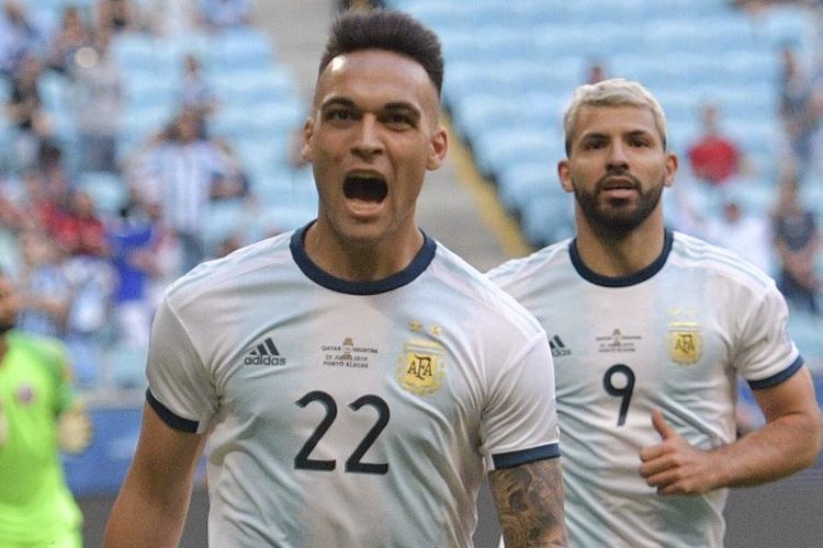 Sergio Aguero merayakan gol Lautaro Martinez (depan) pada laga Qatar vs Argentina dalam lanjutan Copa America 2019 di Gremio Arena, 23 Juni 2019. 
