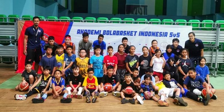 Akademi ini menyediakan jasa pelatihan teknik dan skill bermain basket yang fun dan berkualitas dengan target peserta usia 5 sampai 16 tahun. Diasuh oleh mantan pemain nasional Amin Prihantono, akademi Bolabasket beroperasi di GBK Arena Senayan Jakarta.