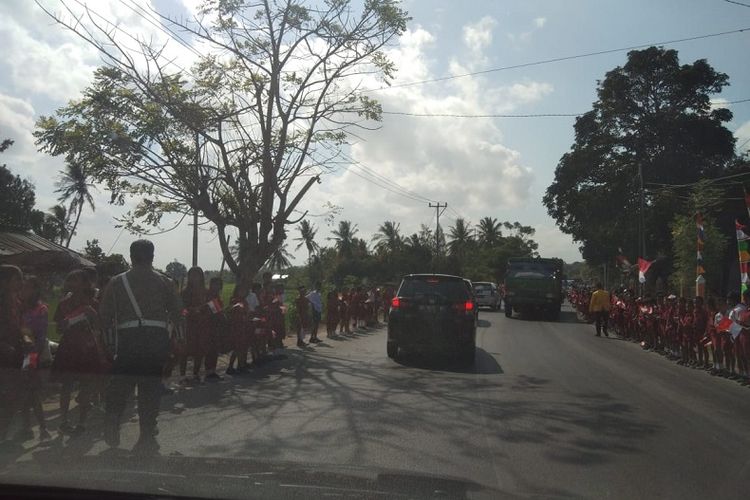Kunjungan Presiden Joko Widodo (Jokowi) ke Kupang, NTT, Rabu (21/8/2019). Tampak para pelajar SD hingga SMA berjejer sepanjang jalan sembari mengibarkan bendera merah putih kecil. 