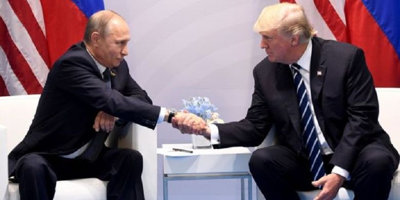 Presiden AS, Donald Trump (kanan) dan Presiden Rusia, Vladimir Putin (kiri), mengadakan pertempuan bilateral pertamanya tak lama setelah perjumpaan informal pertama mereka di sela-sela KTT G20 di Hamburg, Jerman, Jumat (7/7/2017).
