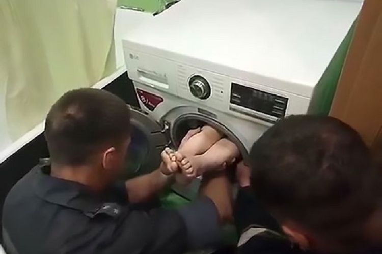 Petugas sempat kesulitan mengeluarkan bocah laki-laki di Kharkov, Rusia, yang terperangkap dalam tabung mesin cuci ini ketika ia bermain petak umpet dengan saudarinya. 