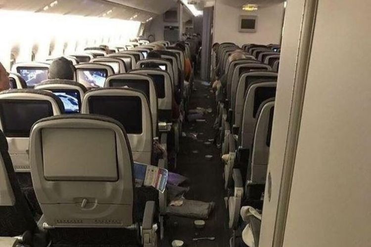 Suasana kacau juga terlihat di kabin Eva Air penerbangan dari Taipei menuju Chicago usai terkena turbulensi.