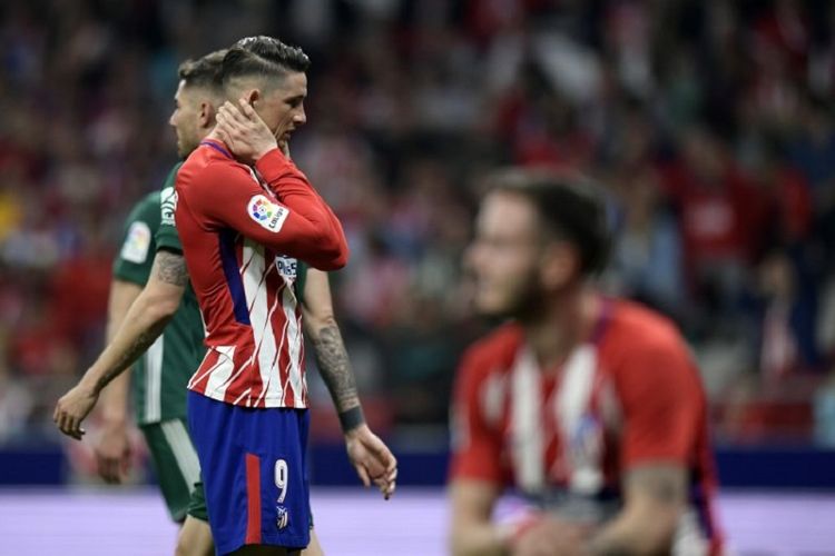 Fernando Torres tampak kecewa saat Atletico Madrid bermain imbang lawan Real Betis di Stadion Wanda Metropolitano, Minggu (22/4/2018). 