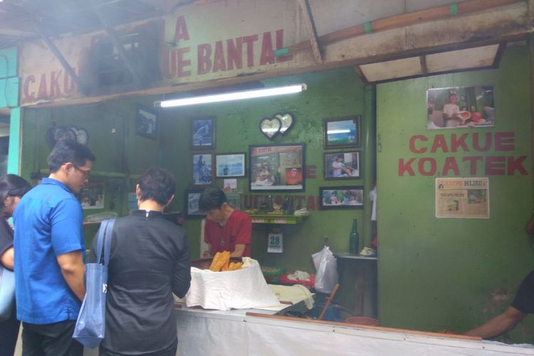 Gerai cakwe legendaris milik Ko Atek di samping Bakmi Gang Kelinci, Pasar Baru. 