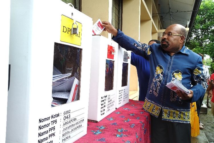 Gubernur Papua Lukas Enembe bersama istrinya Yulce Enembe akan memasukan surat suara ke dalam kotak suara di TPS 043 Argapura, Distrik Jayapura Selatan, Kota Jayapura, Papua (18/04/2019)