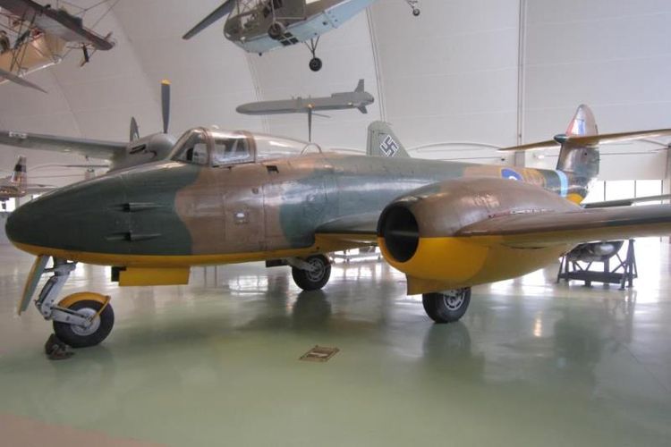 Messerschmitt Me-262 adalah jet tempur pertama di dunia yang pernah memperkuat AU Jerman dalam Perang Dunia II. Salah satu pesawat ini dipamerkan di Museum Angkatan Udara Inggris di London.