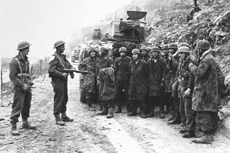 Foto ini memperlihatkan sekelompok prajurit Jerman yang ditangkap pasukan Selandia Baru dalam pertempuran Monte Cassino yang berlangsung pada Januari-Mei 1944. Dalam pertempuran brutal itu 70.000 prajurit dari pihak Sekutu dan Jerman tewas atau terluka.