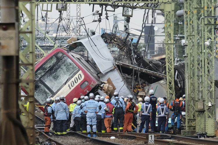 Gerbong kereta api ekspres yang tergelincir setelah terlibat tabrakan dengan truk di Yokohama, Kamis (5/9/2019).